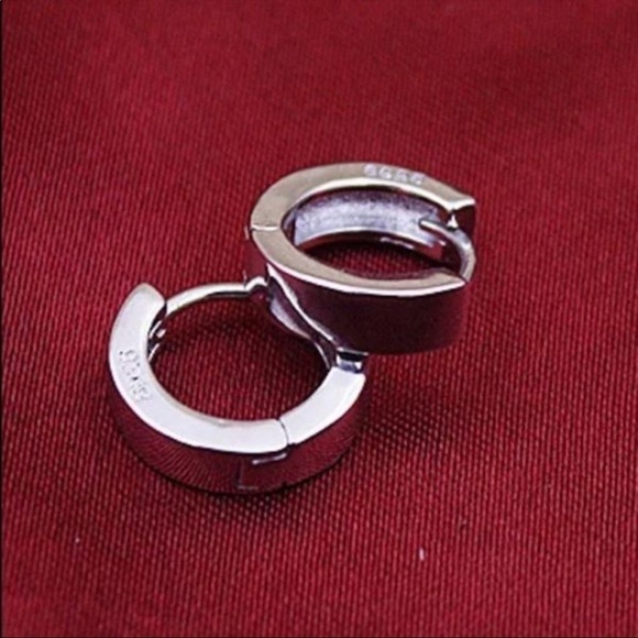 𝅺RE-STOCKED‼️ NEW Simple 925 Sterling Silver Huggies Hoop Earrings - Picture 5 of 7